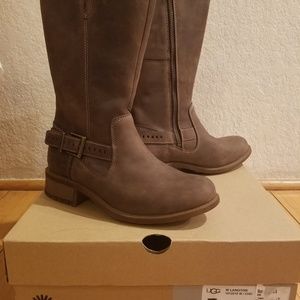 NWOT 6.5 Ugg zip up boots